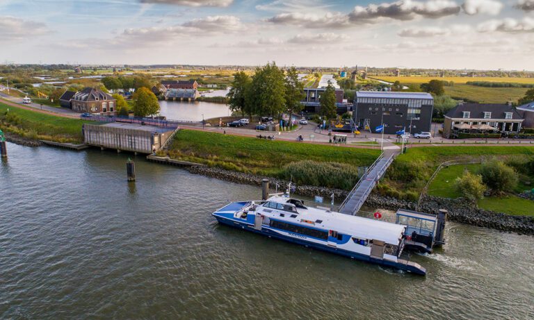 https://v1.kinderdijk.nl/wp-content/uploads/2023/01/kinderdijk-vervoer-waterbus-Card-1340x804-1.jpg
