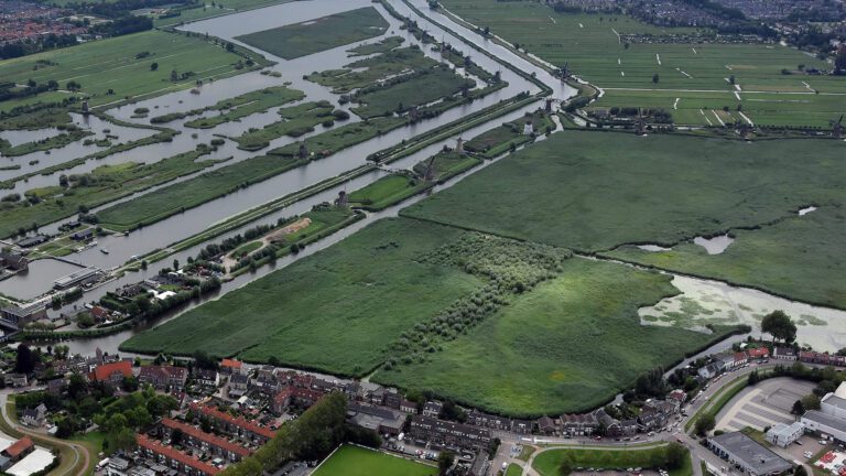 https://v1.kinderdijk.nl/wp-content/uploads/2023/03/kinderdijk-home-luchtfoto-content-image-big-1.jpg
