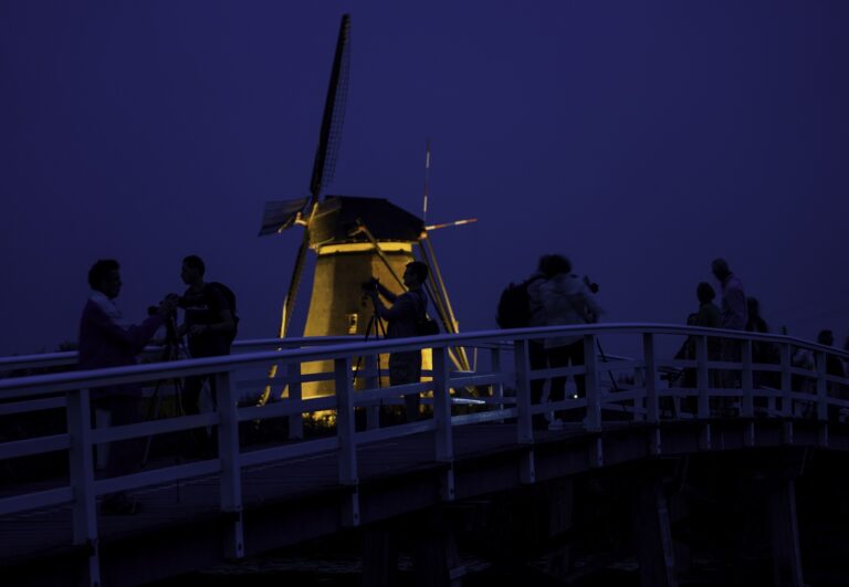 https://v1.kinderdijk.nl/wp-content/uploads/2023/07/Kinderdijk_VerlichteMolens_ceesvdwal.jpg