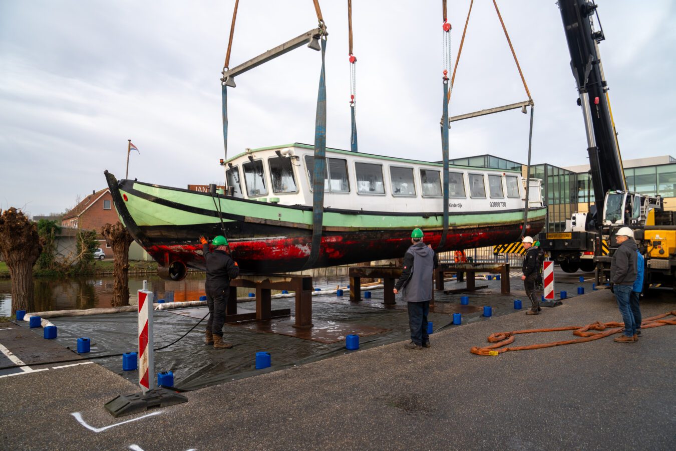 Jantina rondvaartboot uit het water