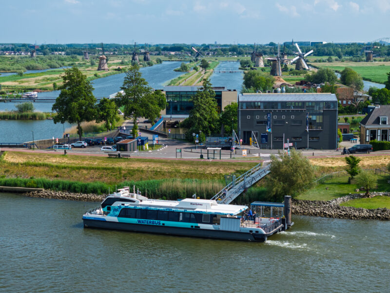 WaterShuttle meert aan bij de molens van Kinderdijk